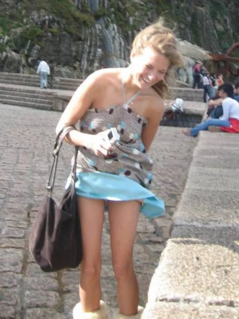 Jak vjetar poigrao se s njihovim lepr&scaron;avim haljinicama, ali prema drugim stvarima nema milosti