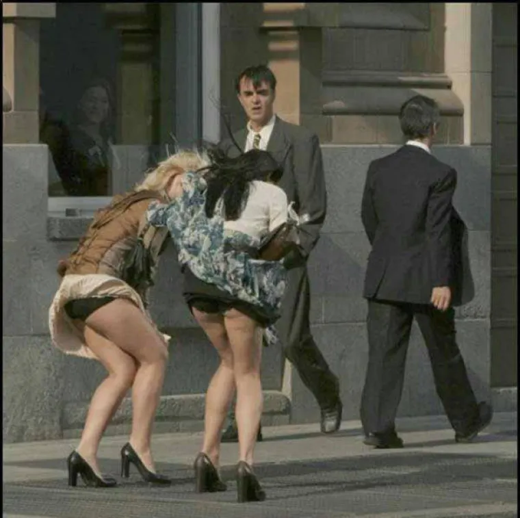 Jak vjetar poigrao se s njihovim lepr&scaron;avim haljinicama, ali prema drugim stvarima nema milosti