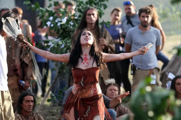 Riječ je o remakeu kultnih filmova o indijanskom poglavici iz plemena Apača i njegovom prijatelju Old Shatterhandu koje je u svojim romanima stvorio njemački književnik Karl May.