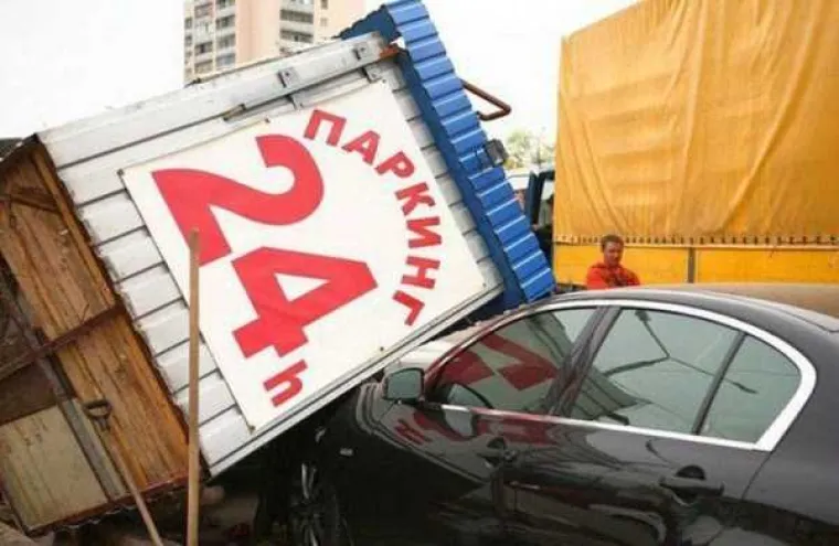 Žurio sam na parking.