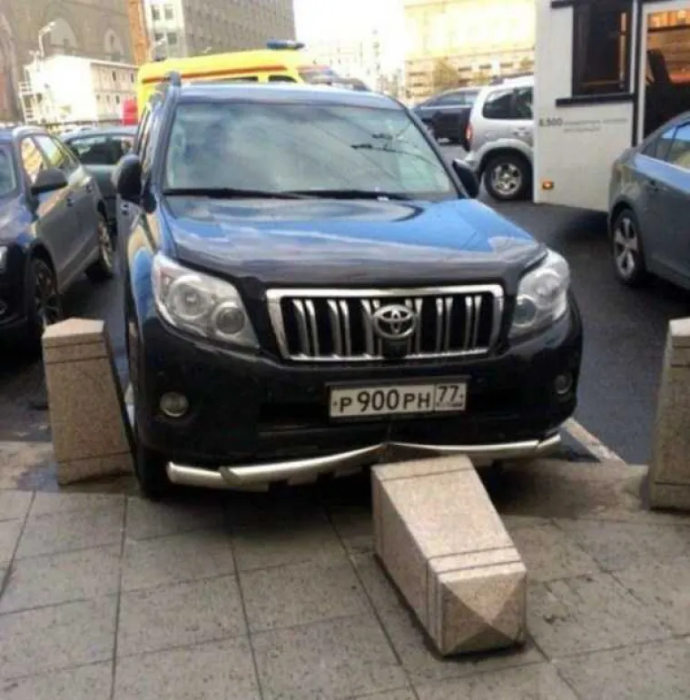 Kameni stup? Ma to je plastika, gledaj! Hahahaha!