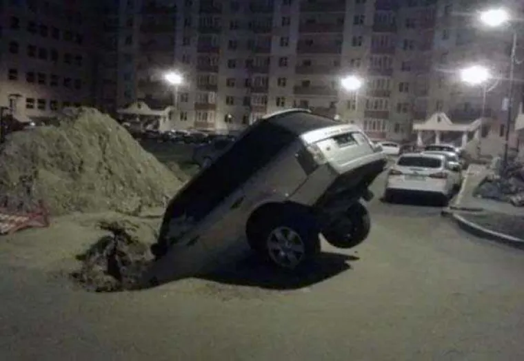 Uvukla me crna rupa...