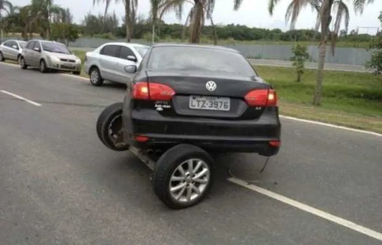 Kako neke stvari uopće objasniti osiguravajućem dru&scaron;tvu? "Pa vidite, zadnja osovina mi je..."
