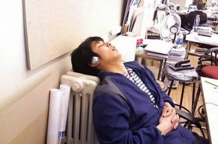 &Scaron;to bi rekao va&scaron; &scaron;ef da vas nađe u ovakvoj pozi na poslu?