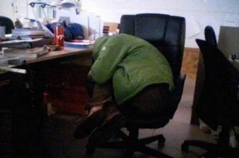 &Scaron;to bi rekao va&scaron; &scaron;ef da vas nađe u ovakvoj pozi na poslu?