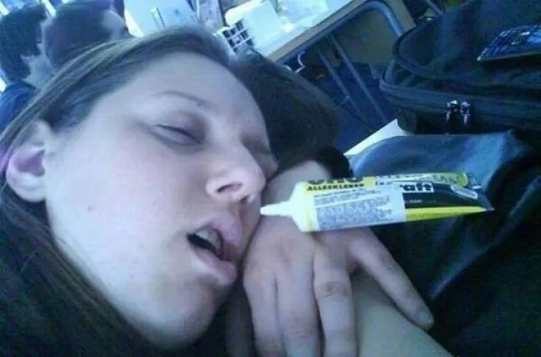 &Scaron;to bi rekao va&scaron; &scaron;ef da vas nađe u ovakvoj pozi na poslu?