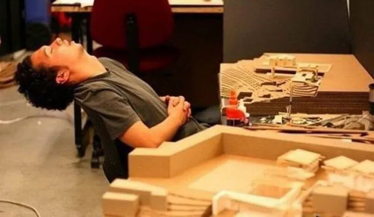 &Scaron;to bi rekao va&scaron; &scaron;ef da vas nađe u ovakvoj pozi na poslu?