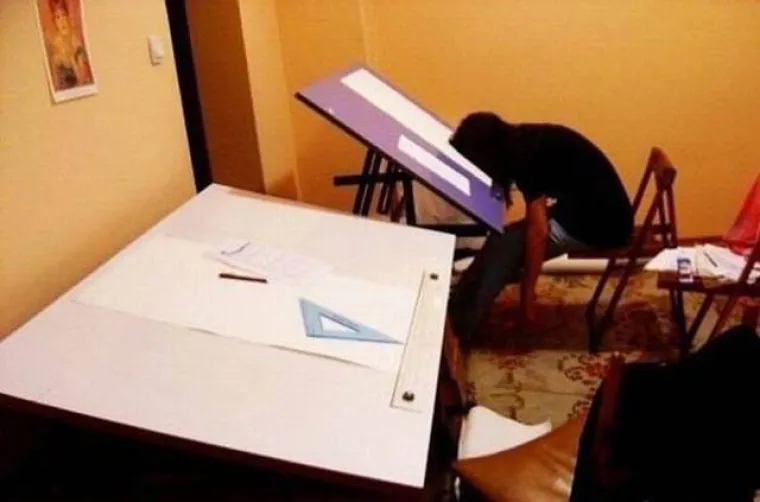 &Scaron;to bi rekao va&scaron; &scaron;ef da vas nađe u ovakvoj pozi na poslu?