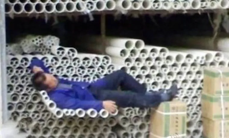 &Scaron;to bi rekao va&scaron; &scaron;ef da vas nađe u ovakvoj pozi na poslu?