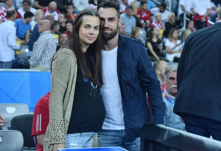 PREDSJEDNICA U DRAŽENOVOM DRESU: Pogledajte tko je sve do&scaron;ao na utakmicu