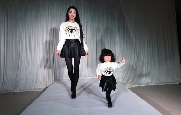 Jedna kineska majka potro&scaron;ila je stotine tisuća dolara na proslavu rođendana svoje dvogodi&scaron;nje kćeri i organizirala joj privatnu modnu reviju. Samo za robu za klinku marke Dior, Prada i Louis Vuitton spiskala je 160.000 dolara, a unajmila je hotel u kojem je curica hodala pistom zajedno s majkom u istim odjevnim kombinacijama.