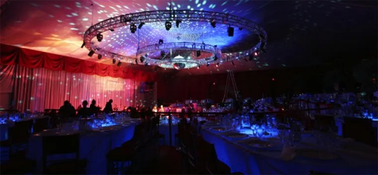 Jedan od vukova s Wall Streeta, Stephen Schwarzman, za svoj je 60. rođendan potro&scaron;io 3 milijuna dolara. Unajmio je povijesnu zgradu u New Yorku i unajmio Roda Stewarta da mu održi privatni koncert.