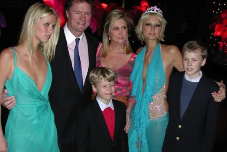 Paris Hilton je svoj 21. rođendan slavila pet puta, u pet različitih gradova, uključujući Las Vegas, London, Tokio i New York. Njezini gosti putovali su s njom, a svaki gost ju je ko&scaron;tao oko 75.000 dolara.