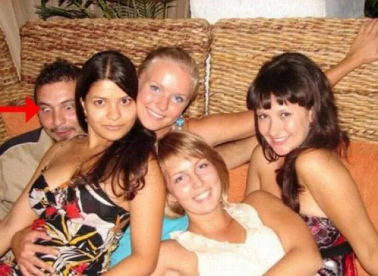 Kako prepoznati djevce? Pogledajte samo kako bulje u žene, kao da su vidjeli duha