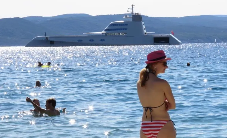 Za njezin su izgled zaslužni poznati francuski dizajner Philippe Starck te brodograditelj Neil Wade. Osebujni dizajn pribavio joj je titulu jahte koju najviše vole i mrze diljem svijeta.