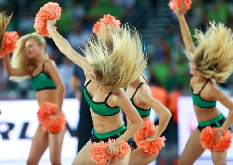 I posljednjeg dana održavanja Eurobasketa u zagrebačkoj Areni atraktivne su plesačice dizale publiku na noge.
