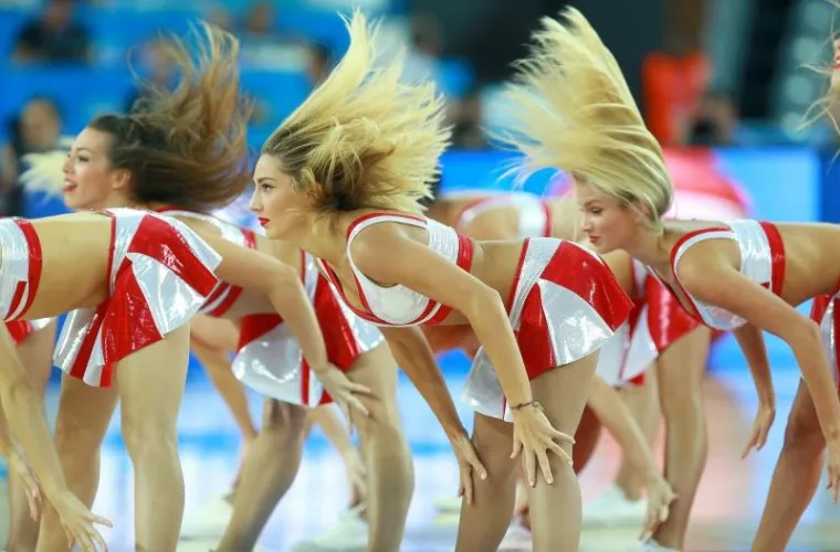 I posljednjeg dana održavanja Eurobasketa u zagrebačkoj Areni atraktivne su plesačice dizale publiku na noge.