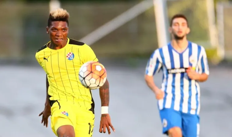 Nogometaši Dinama u devetom su kolu na stadionu u Kranjčevićevoj deklasirali svoju neformalnu filijalu Lokomotivu s 4:0.