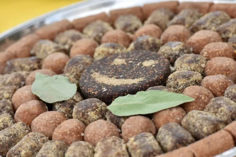 Kod Trga 5 bunara odrzava se 8. festival smokava, manifestacija posvecena ovoj kraljici voca, kako joj nutricionisti i brojni ljubitelji tepaju. Ove se godine odrzava osmi put pod geslom Mladost, zdravlje, ljepota, cime organizatori zele naglasiti nutricionisticku vrijednost ove stoljetne hraniteljice Dalmacije.