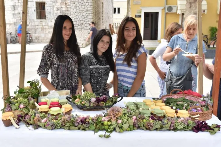 Kod Trga 5 bunara odrzava se 8. festival smokava, manifestacija posvecena ovoj kraljici voca, kako joj nutricionisti i brojni ljubitelji tepaju. Ove se godine odrzava osmi put pod geslom Mladost, zdravlje, ljepota, cime organizatori zele naglasiti nutricionisticku vrijednost ove stoljetne hraniteljice Dalmacije.