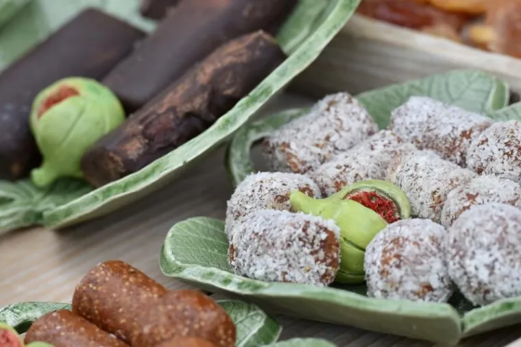 Kod Trga 5 bunara odrzava se 8. festival smokava, manifestacija posvecena ovoj kraljici voca, kako joj nutricionisti i brojni ljubitelji tepaju. Ove se godine odrzava osmi put pod geslom Mladost, zdravlje, ljepota, cime organizatori zele naglasiti nutricionisticku vrijednost ove stoljetne hraniteljice Dalmacije.