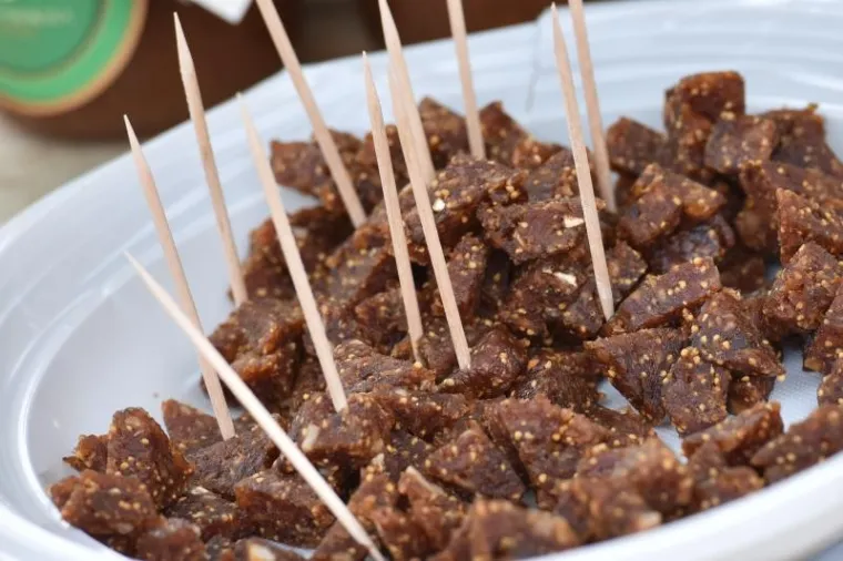 Kod Trga 5 bunara odrzava se 8. festival smokava, manifestacija posvecena ovoj kraljici voca, kako joj nutricionisti i brojni ljubitelji tepaju. Ove se godine odrzava osmi put pod geslom Mladost, zdravlje, ljepota, cime organizatori zele naglasiti nutricionisticku vrijednost ove stoljetne hraniteljice Dalmacije.