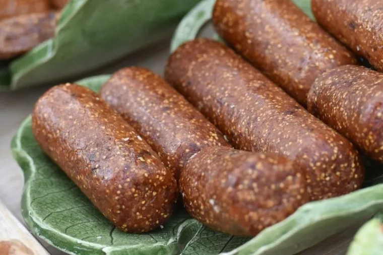 Kod Trga 5 bunara odrzava se 8. festival smokava, manifestacija posvecena ovoj kraljici voca, kako joj nutricionisti i brojni ljubitelji tepaju. Ove se godine odrzava osmi put pod geslom Mladost, zdravlje, ljepota, cime organizatori zele naglasiti nutricionisticku vrijednost ove stoljetne hraniteljice Dalmacije.