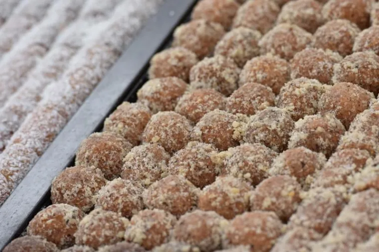 Kod Trga 5 bunara odrzava se 8. festival smokava, manifestacija posvecena ovoj kraljici voca, kako joj nutricionisti i brojni ljubitelji tepaju. Ove se godine odrzava osmi put pod geslom Mladost, zdravlje, ljepota, cime organizatori zele naglasiti nutricionisticku vrijednost ove stoljetne hraniteljice Dalmacije.