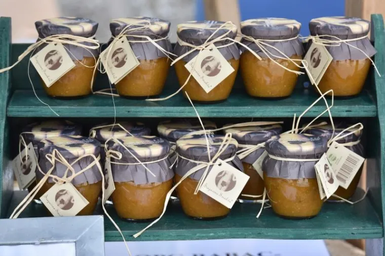 Kod Trga 5 bunara odrzava se 8. festival smokava, manifestacija posvecena ovoj kraljici voca, kako joj nutricionisti i brojni ljubitelji tepaju. Ove se godine odrzava osmi put pod geslom Mladost, zdravlje, ljepota, cime organizatori zele naglasiti nutricionisticku vrijednost ove stoljetne hraniteljice Dalmacije.