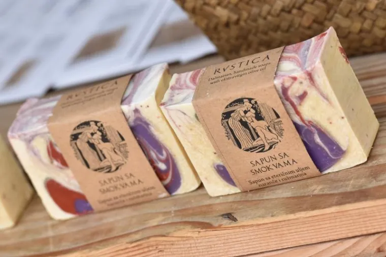 Kod Trga 5 bunara odrzava se 8. festival smokava, manifestacija posvecena ovoj kraljici voca, kako joj nutricionisti i brojni ljubitelji tepaju. Ove se godine odrzava osmi put pod geslom Mladost, zdravlje, ljepota, cime organizatori zele naglasiti nutricionisticku vrijednost ove stoljetne hraniteljice Dalmacije.