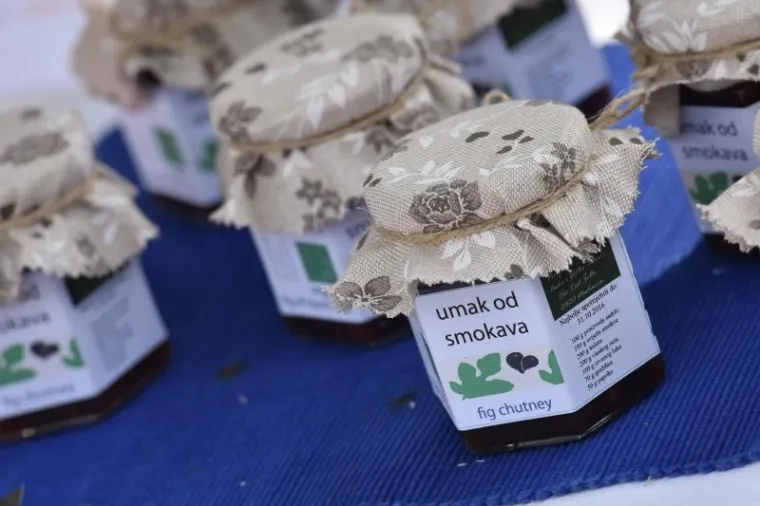 Kod Trga 5 bunara odrzava se 8. festival smokava, manifestacija posvecena ovoj kraljici voca, kako joj nutricionisti i brojni ljubitelji tepaju. Ove se godine odrzava osmi put pod geslom Mladost, zdravlje, ljepota, cime organizatori zele naglasiti nutricionisticku vrijednost ove stoljetne hraniteljice Dalmacije.