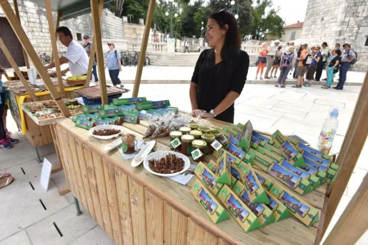 Kod Trga 5 bunara odrzava se 8. festival smokava, manifestacija posvecena ovoj kraljici voca, kako joj nutricionisti i brojni ljubitelji tepaju. Ove se godine odrzava osmi put pod geslom Mladost, zdravlje, ljepota, cime organizatori zele naglasiti nutricionisticku vrijednost ove stoljetne hraniteljice Dalmacije.