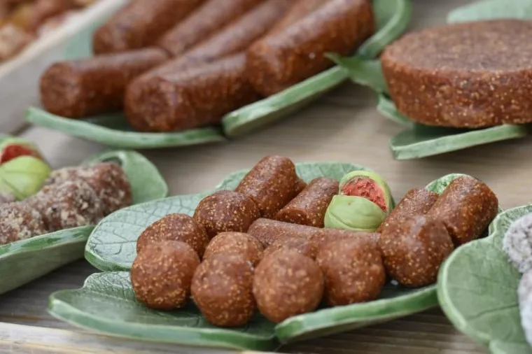 Kod Trga 5 bunara odrzava se 8. festival smokava, manifestacija posvecena ovoj kraljici voca, kako joj nutricionisti i brojni ljubitelji tepaju. Ove se godine odrzava osmi put pod geslom Mladost, zdravlje, ljepota, cime organizatori zele naglasiti nutricionisticku vrijednost ove stoljetne hraniteljice Dalmacije.