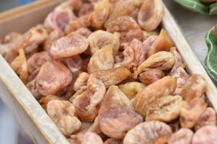 Kod Trga 5 bunara odrzava se 8. festival smokava, manifestacija posvecena ovoj kraljici voca, kako joj nutricionisti i brojni ljubitelji tepaju. Ove se godine odrzava osmi put pod geslom Mladost, zdravlje, ljepota, cime organizatori zele naglasiti nutricionisticku vrijednost ove stoljetne hraniteljice Dalmacije.