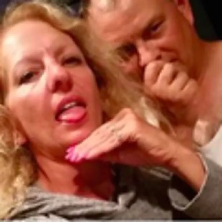 Klinka isplazila jezičinu i objavila fotke s dečkom, a roditelji je obrukali i nasmijali cijeli internet