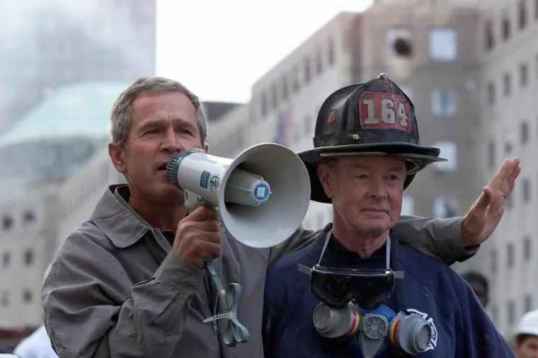 Tadašnji američki predsjednik George W. Bush došao je idućih dana ohrabriti Njujorčane, naročito vatrogasce koji su tih dana postali istinski heroji, ali i žrtve - živote su izgubila njih 343.