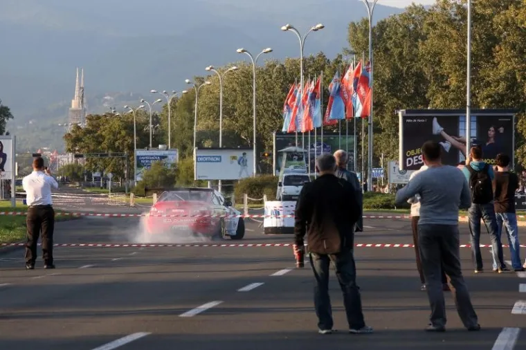 U Zagrebu je počeo 41. INA Delta Rally, najstarije automobilističko natjecanje u Hrvatskoj. Start je bio na Zagrebačkom velesajmu, a u subotu će se voziti na Sljemenu.