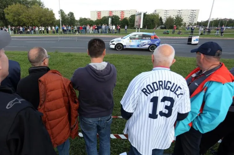 U Zagrebu je počeo 41. INA Delta Rally, najstarije automobilističko natjecanje u Hrvatskoj. Start je bio na Zagrebačkom velesajmu, a u subotu će se voziti na Sljemenu.