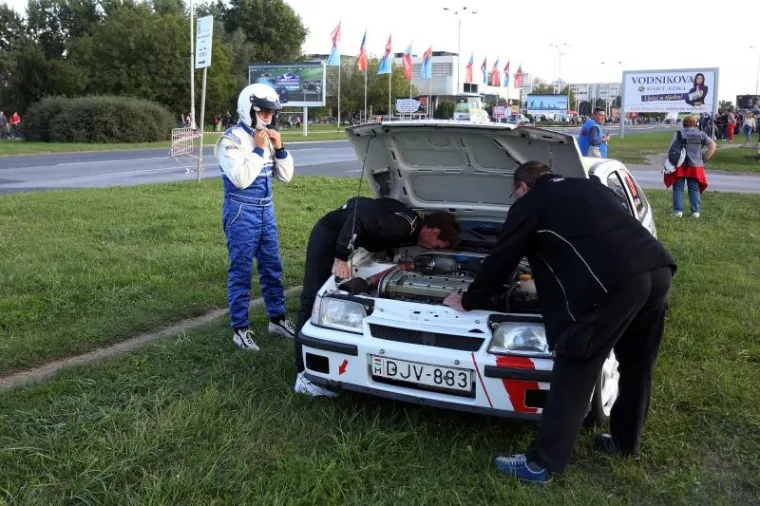 U Zagrebu je počeo 41. INA Delta Rally, najstarije automobilističko natjecanje u Hrvatskoj. Start je bio na Zagrebačkom velesajmu, a u subotu će se voziti na Sljemenu.