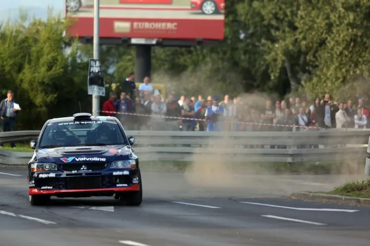 U Zagrebu je počeo 41. INA Delta Rally, najstarije automobilističko natjecanje u Hrvatskoj. Start je bio na Zagrebačkom velesajmu, a u subotu će se voziti na Sljemenu.