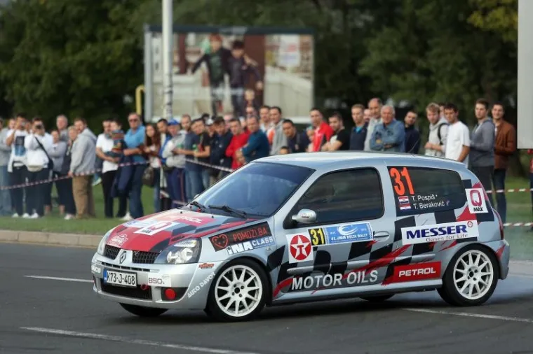U Zagrebu je počeo 41. INA Delta Rally, najstarije automobilističko natjecanje u Hrvatskoj. Start je bio na Zagrebačkom velesajmu, a u subotu će se voziti na Sljemenu.