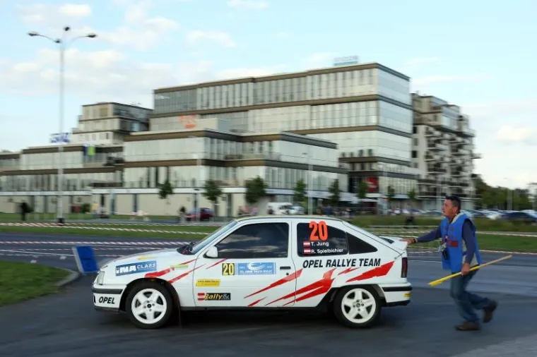 U Zagrebu je počeo 41. INA Delta Rally, najstarije automobilističko natjecanje u Hrvatskoj. Start je bio na Zagrebačkom velesajmu, a u subotu će se voziti na Sljemenu.