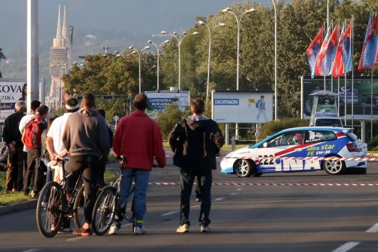 U Zagrebu je počeo 41. INA Delta Rally, najstarije automobilističko natjecanje u Hrvatskoj. Start je bio na Zagrebačkom velesajmu, a u subotu će se voziti na Sljemenu.