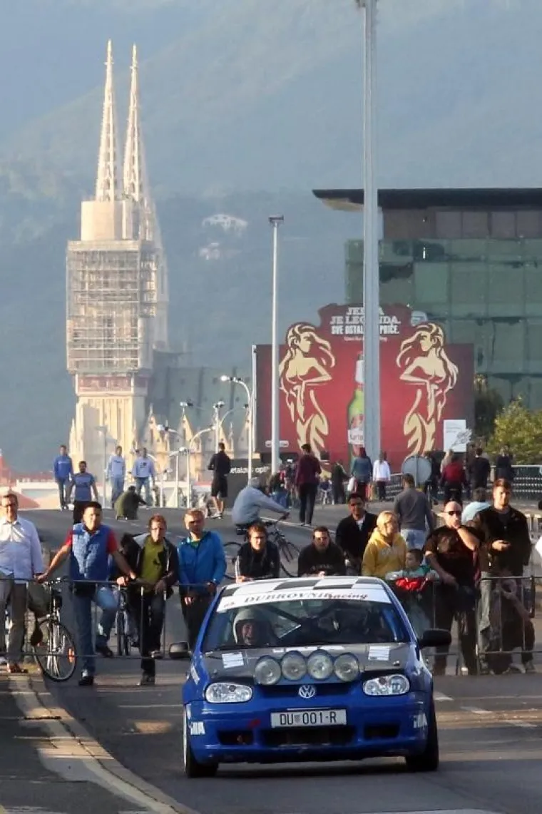 U Zagrebu je počeo 41. INA Delta Rally, najstarije automobilističko natjecanje u Hrvatskoj. Start je bio na Zagrebačkom velesajmu, a u subotu će se voziti na Sljemenu.