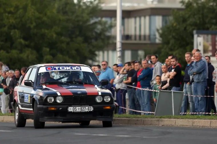 U Zagrebu je počeo 41. INA Delta Rally, najstarije automobilističko natjecanje u Hrvatskoj. Start je bio na Zagrebačkom velesajmu, a u subotu će se voziti na Sljemenu.