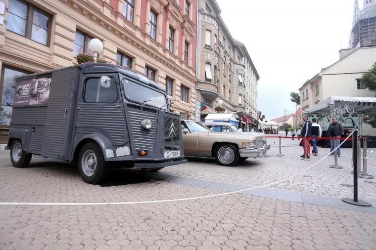Na Trgu bana Jelačića u Zagrebu izložena su tri oldtimera koji pozivaju Zagrepčane i turiste u posjet Muzeju automobila Ferdinand Budicki.