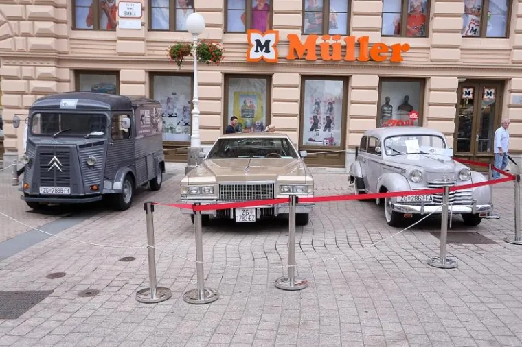 Na Trgu bana Jelačića u Zagrebu izložena su tri oldtimera koji pozivaju Zagrepčane i turiste u posjet Muzeju automobila Ferdinand Budicki.