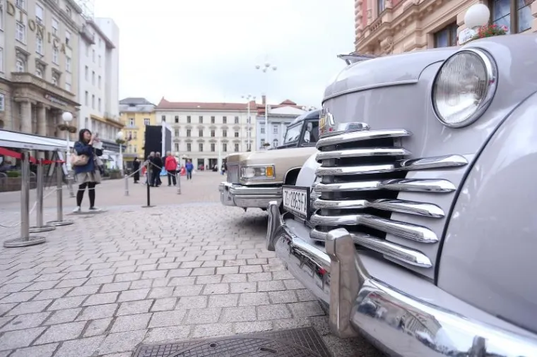 Na Trgu bana Jelačića u Zagrebu izložena su tri oldtimera koji pozivaju Zagrepčane i turiste u posjet Muzeju automobila Ferdinand Budicki.