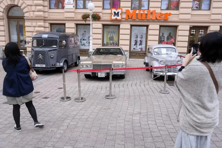 Na Trgu bana Jelačića u Zagrebu izložena su tri oldtimera koji pozivaju Zagrepčane i turiste u posjet Muzeju automobila Ferdinand Budicki.