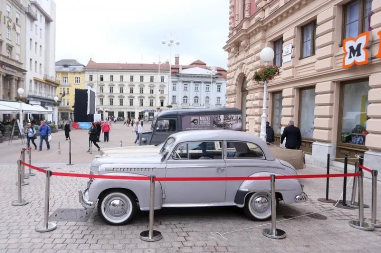 Na Trgu bana Jelačića u Zagrebu izložena su tri oldtimera koji pozivaju Zagrepčane i turiste u posjet Muzeju automobila Ferdinand Budicki.